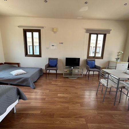 Extremely Comfy Apt With Spacious Private Terrace 10Min Walk To The Beach & In Town Larnaca Eksteriør billede