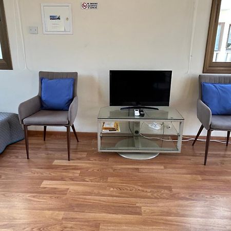 Extremely Comfy Apt With Spacious Private Terrace 10Min Walk To The Beach & In Town Larnaca Eksteriør billede