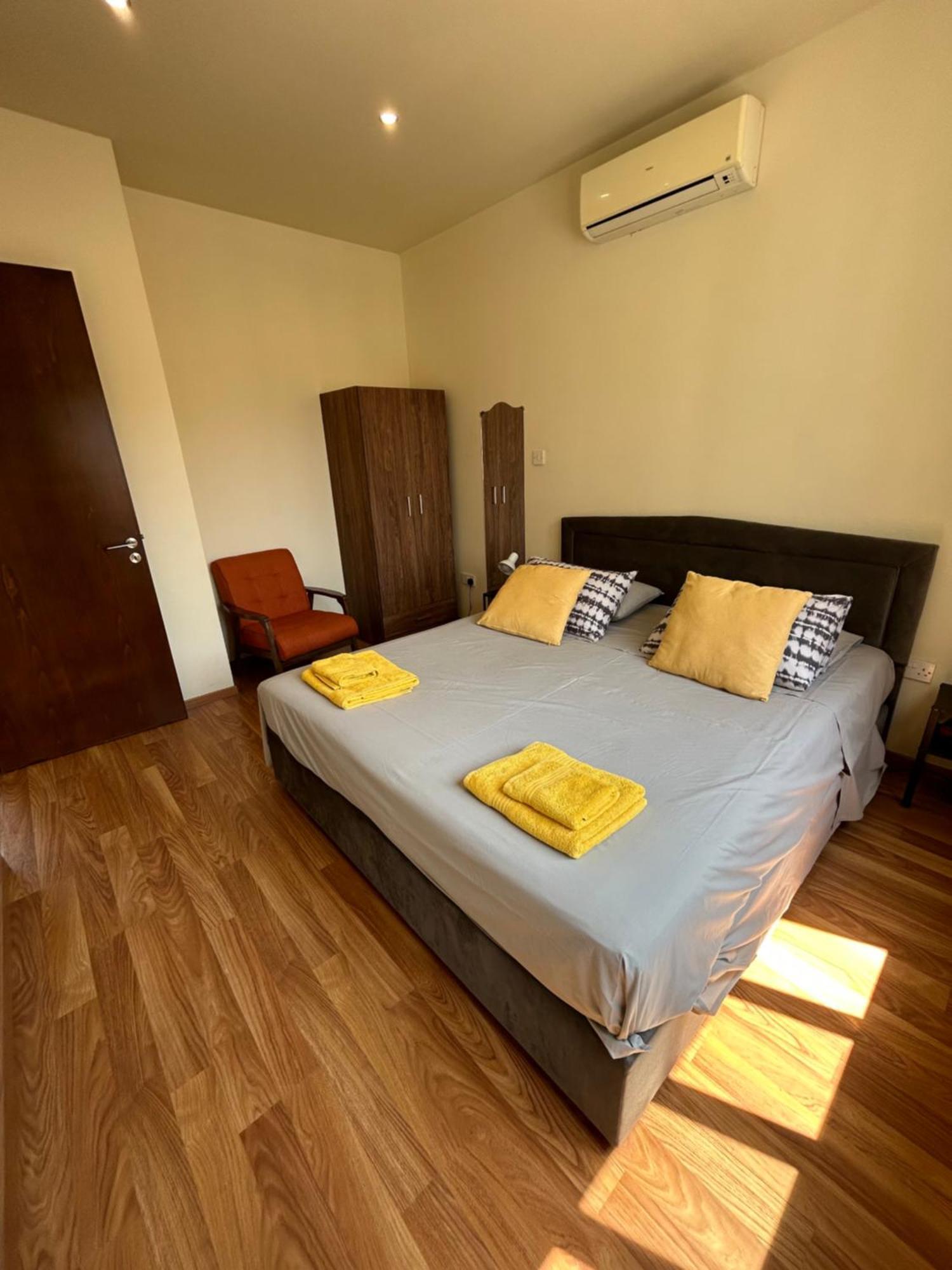 Extremely Comfy Apt With Spacious Private Terrace 10Min Walk To The Beach & In Town Larnaca Eksteriør billede